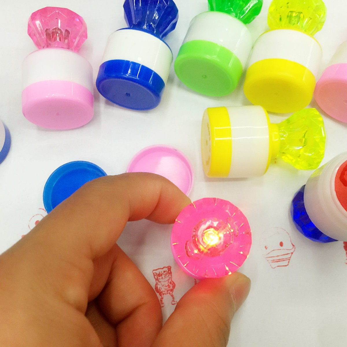 Directo de fábrica lindo color rhinestone niños recompensa sello creativo rhinestone de la historieta sello plástico suministros