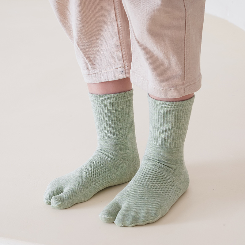 Two-finger macaron light green