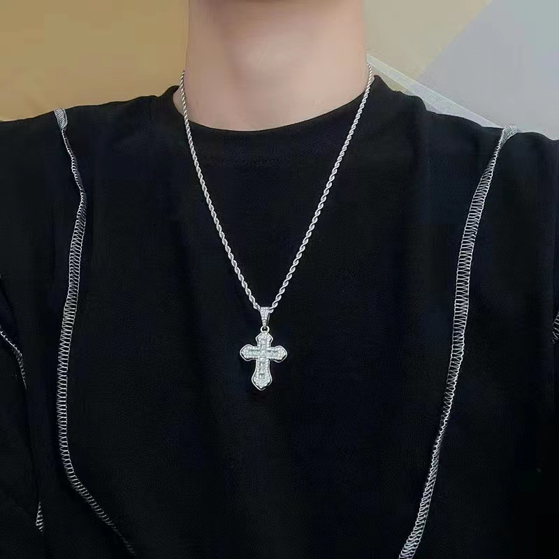 Collana con ciondolo a croce e diamanti per uomo e donna_voghion.com