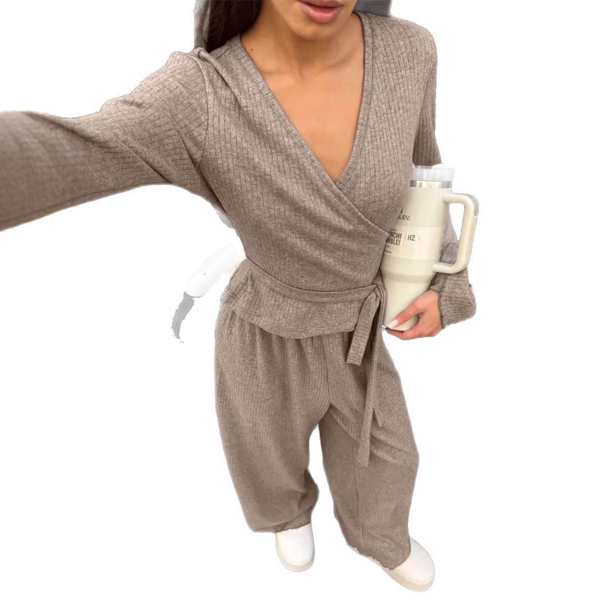 Dames gebreide set met V-hals, geribbelde top met trekkoord en lange mouwen, bestaande uit een tweedelig pak. Nieuw in de lentecollectie._voghion.com