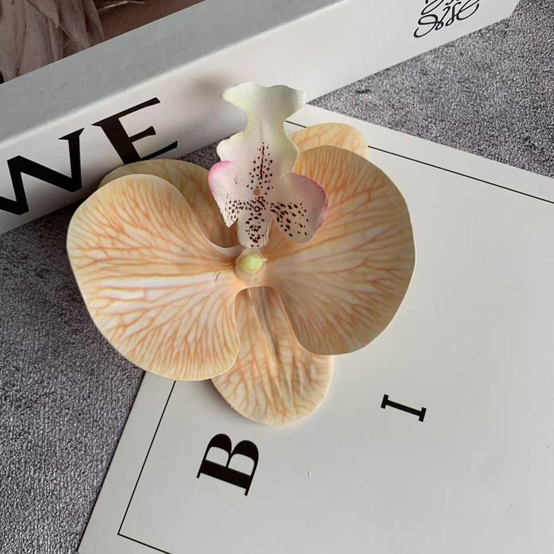 絹布の胡蝶蘭の花の頭は花の壁の部品の花の材料の頭をシミュレーションして髪を飾ってdiyの手作りの結婚祝いの贈り物を挟んで造花を飾ります。|undefined
