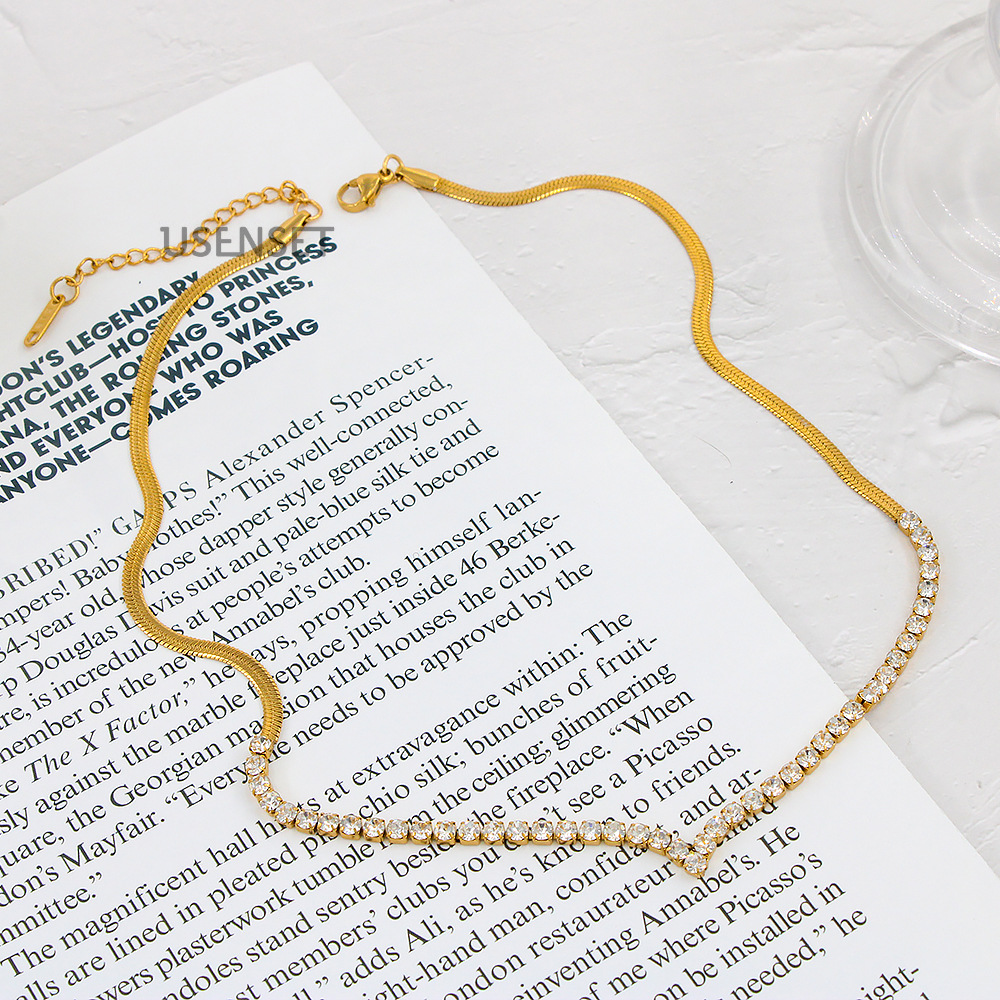 Elegant Round Zircon Inlaid Necklace