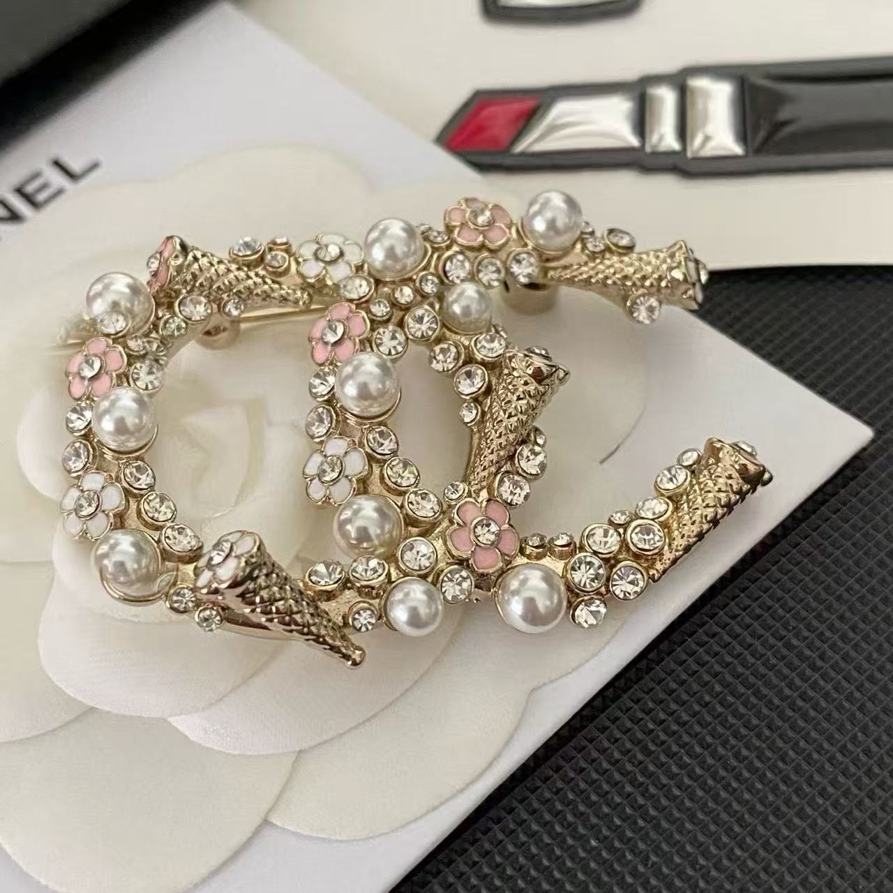 Classic Chanel-Style High-End Gold-Plated Brooch, Fashionable Retro Star Ocean Personality Trend, Sweet and Cool Heart Design
