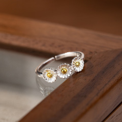 Small Daisies Ring for Women, Simple and Unique Design, White Flower Finger Ring with Style, Suitable for Commuting, Openable and Adjustable Bracelet