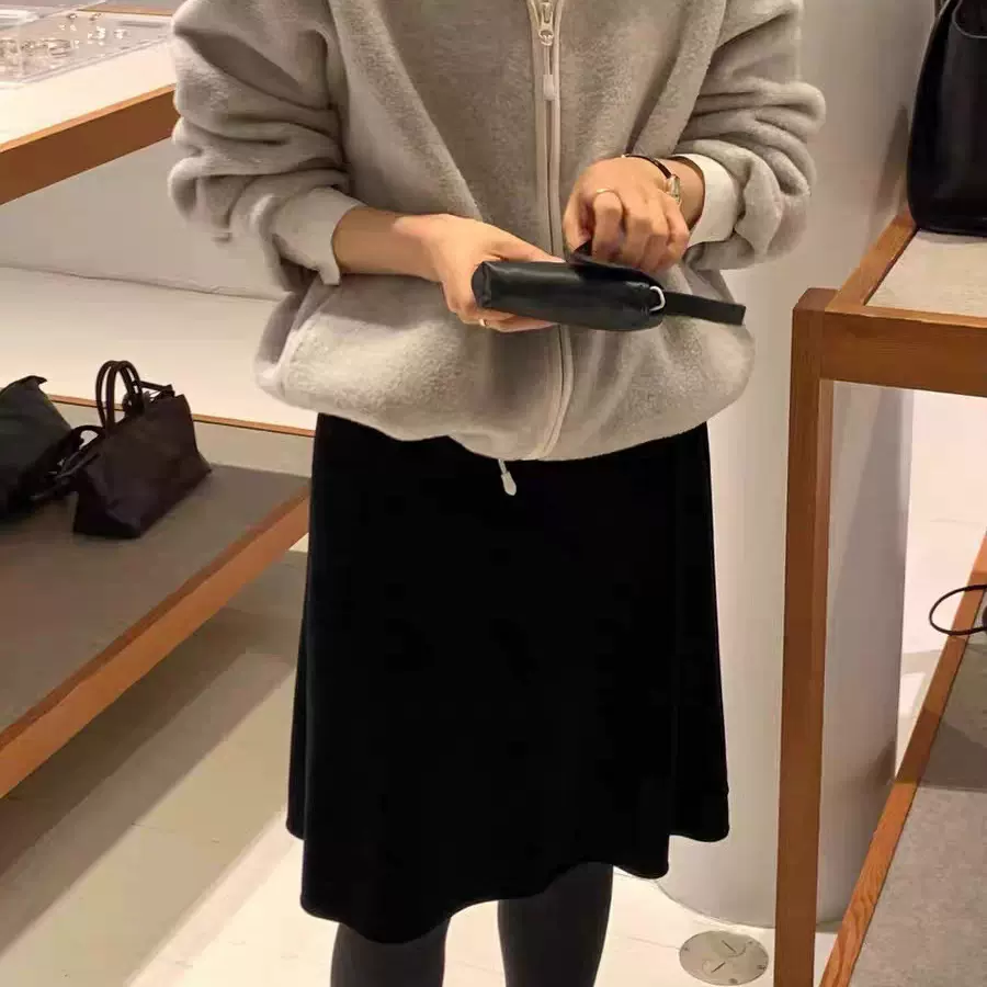 现货 2025冬季新款韩国东大门OU*CE纯色简约中长款黑色丝绒半身裙