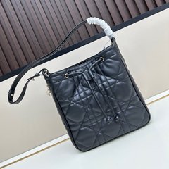 D家秋季新款真皮大藤格Caro简约水桶包手提斜挎抽绳菱格中号女包