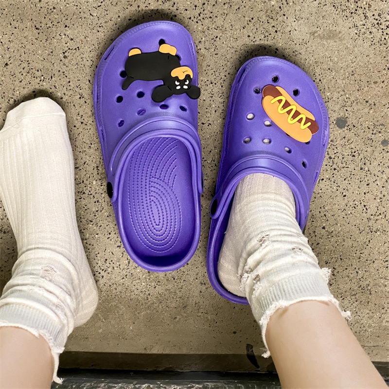 보라색 개는 소시지를 먹습니다