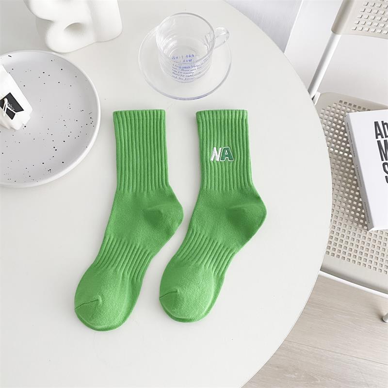 Calcetines deportivos verdes a rayas calcetines de algodón de las mujeres al por mayor Calcetines de algodón de color sólido bordados a media pantorrilla de las mujeres