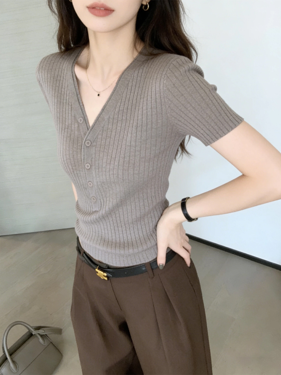 Áo thun nữ cổ V sọc kẻ phong cách Old Money, tay ngắn, dáng thẳng vai — màu đen, Xám cacbon, màu trắng, Màu yến mạch