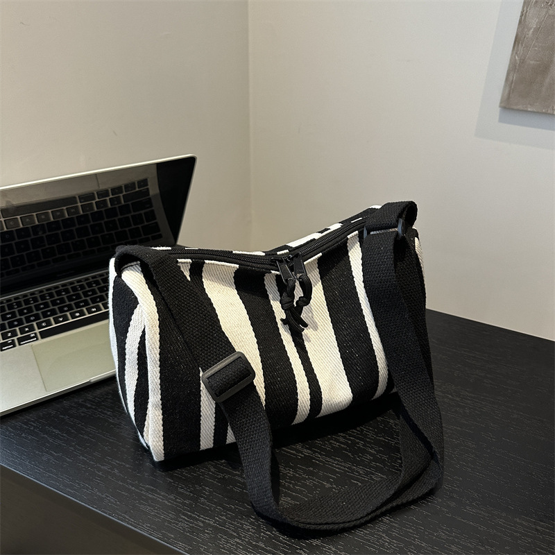 Bolsa de hombro coreana de gran capacidad para mujeres 2024 nuevo estilo simple a rayas verticales mochila casual bolso de almohada de moda