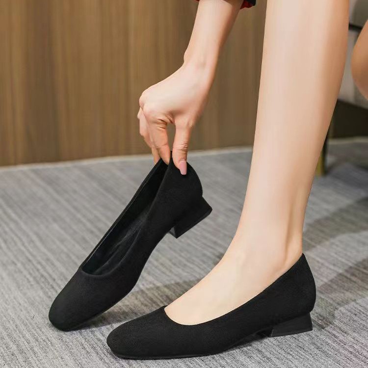 2026 nuevo cuatro temporadas de zapatos de trabajo de tacones bajos retro zapatos profesionales de mujer zapatos de soleas suaves de tacones gruesos negros puros