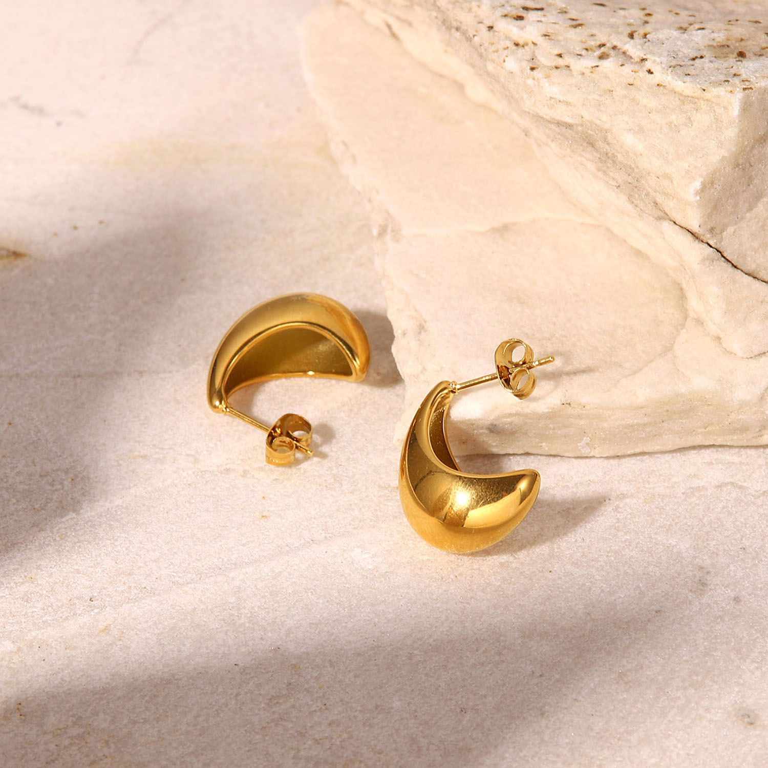 Pendientes Huecos Lisos De Acero Inoxidable Geométricos En Forma De C Chapados En Oro De 18kpvd De Moda display picture 5