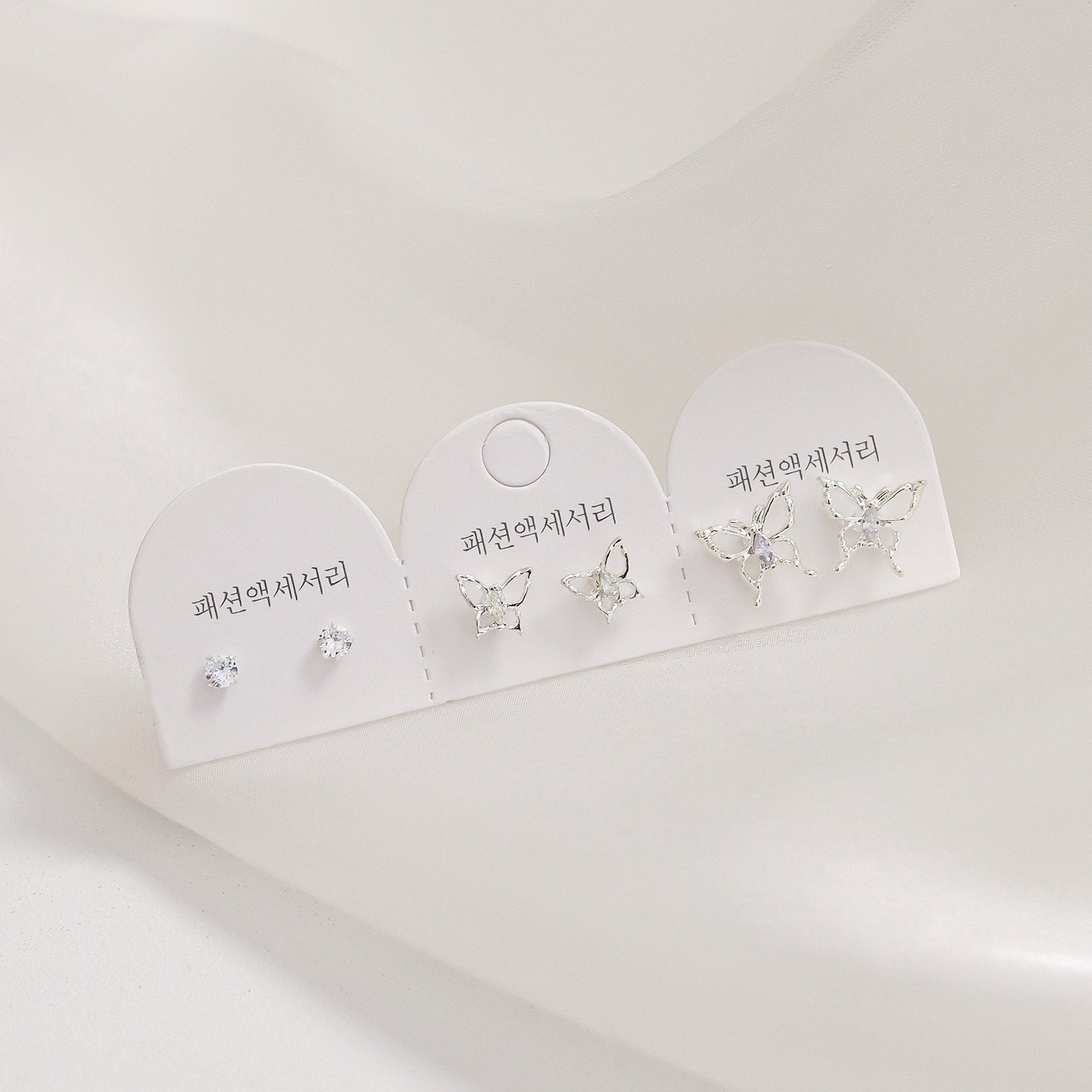 Juego de pendientes de aguja plateados, sencillos y compactos para mujer, pendientes geométricos en forma de corazón, bonitos, dulces y versátiles, venta al por mayor para puestos de mercado