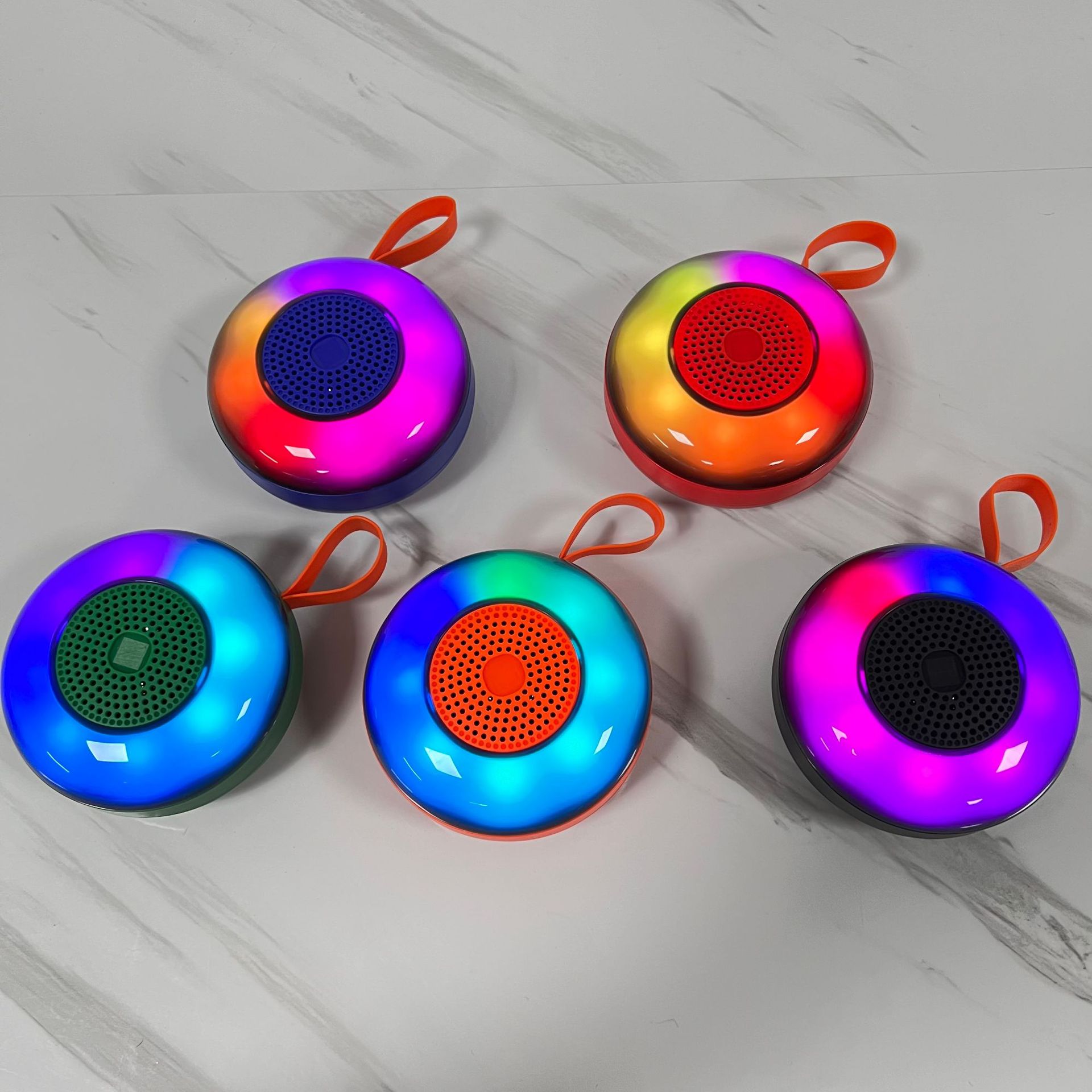 Altavoz pequeño con colgante para ciclismo, subwoofer Bluetooth, altavoz inalámbrico para exteriores con tarjeta insertable, luz colorida, reproductor multifuncional para el hogar