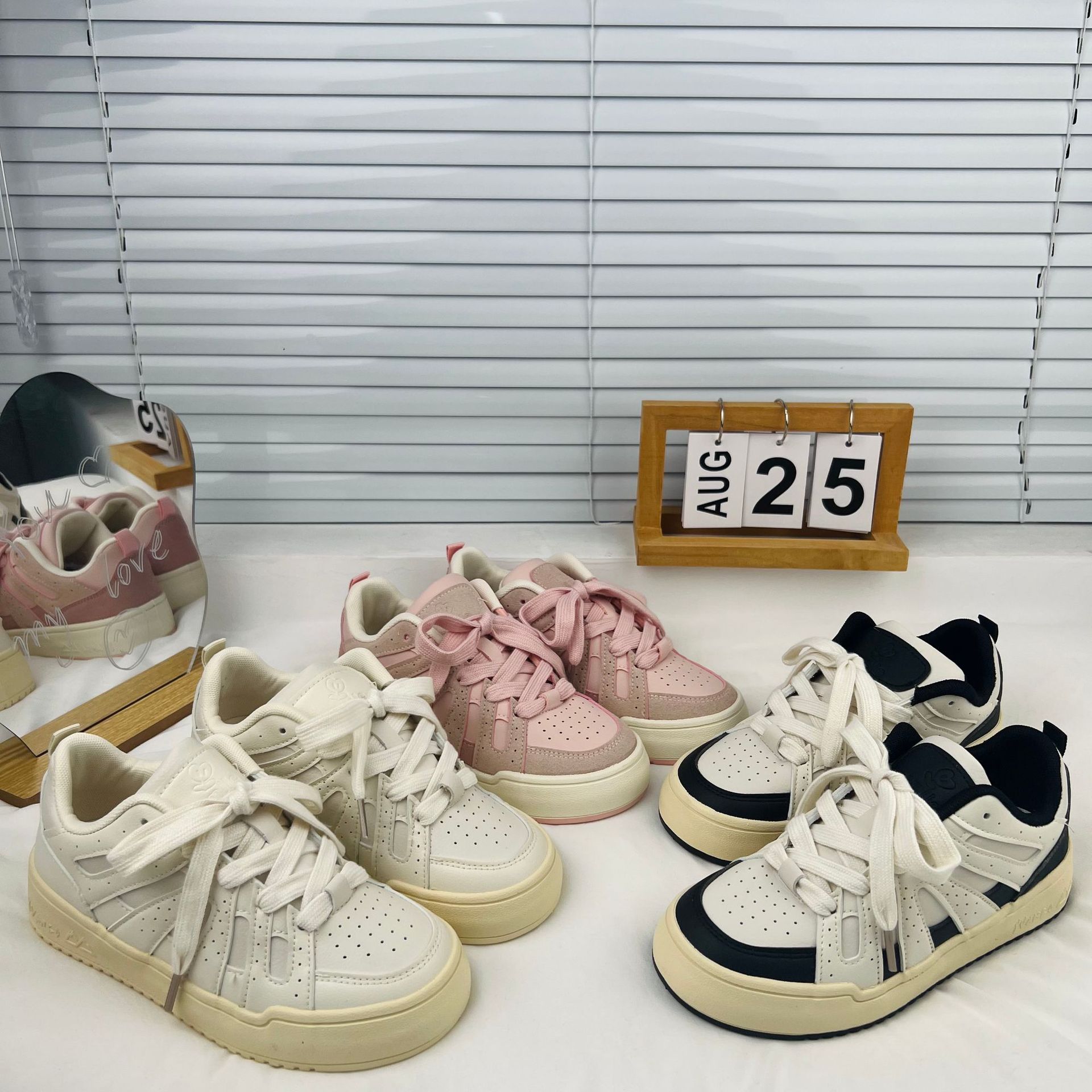 Estilo coreano estudiante versátil zapatillas de deporte de las mujeres nuevo bajo-top deportes zapatos de lona casuales zapatos de mujer estilo de Hong Kong transpirable zapatos de moda plana