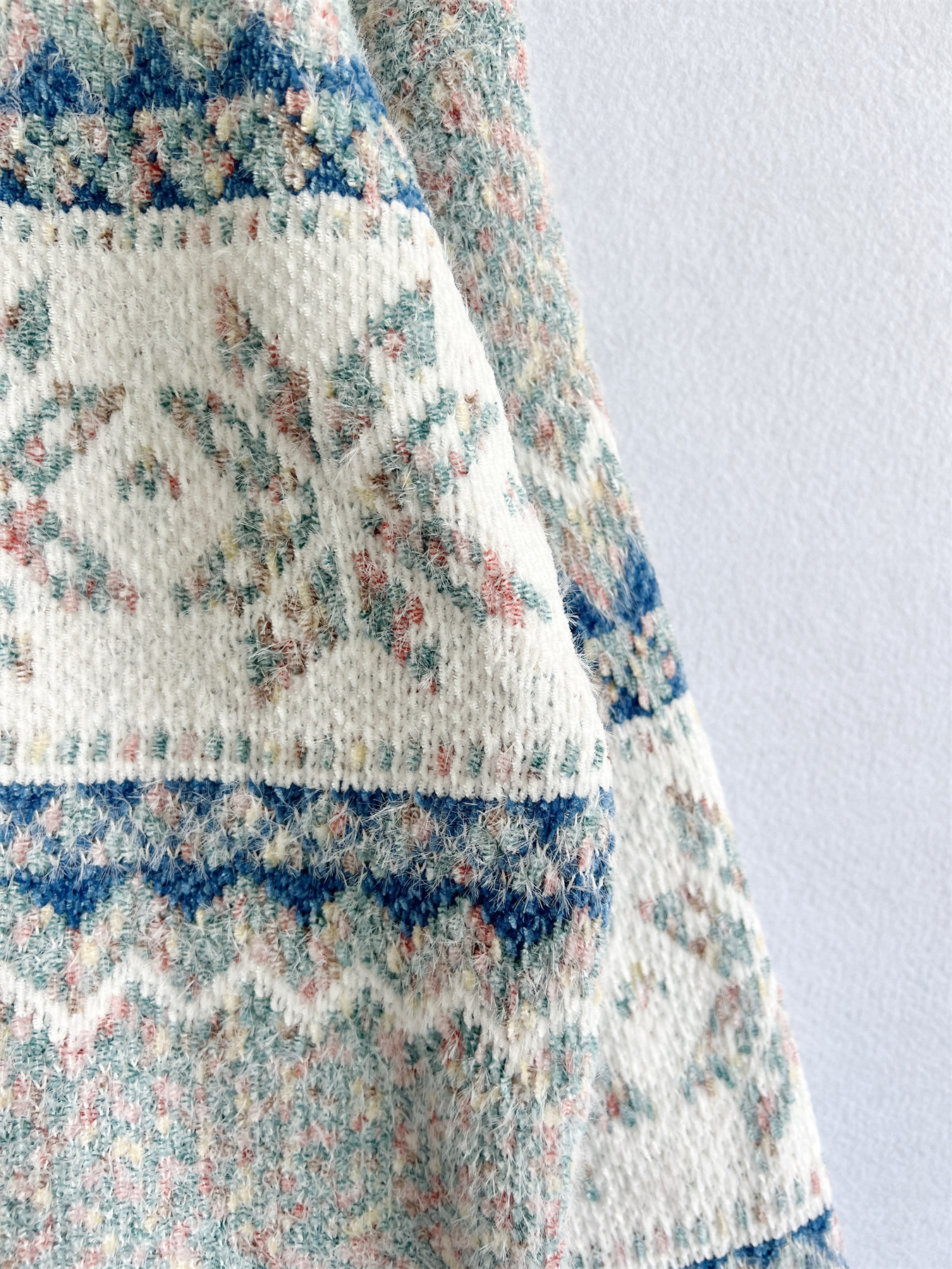 Dámský pletený svetr s dlouhým rukávem a zahuštěným vzorem sněhové vločky a polovičním rolákem_voghion.com