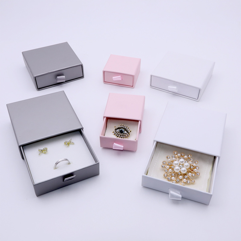 Simple Gray Pull-Out Jewelry Box with High-End Velvet Inner Bag to Prevent Scratches, Portable Storage Box for Rings, Earrings, and Necklaces Simple Gray Pull-Out Jewelry Box with High-End Velvet Inner Bag to Prevent Scratches, Portable Storage Box for Rings, Earrings, and Necklaces