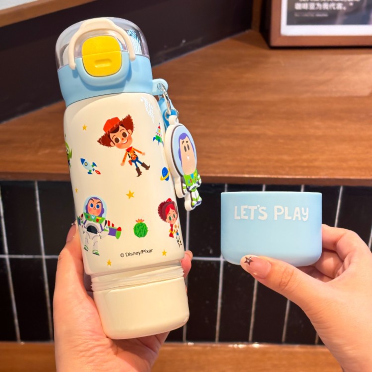 Juguetes de oso de fresa movilización total taza de aislamiento térmico 316 acero inoxidable portátil para niños doble taza de agua de paja especial para la escuela