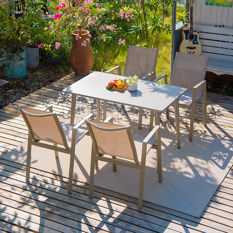 Mesa y silla de patio al aire libre, madera plástica, casa nórdica, patio al aire libre, jardín al aire libre, balcón, combinación de terraza de ocio