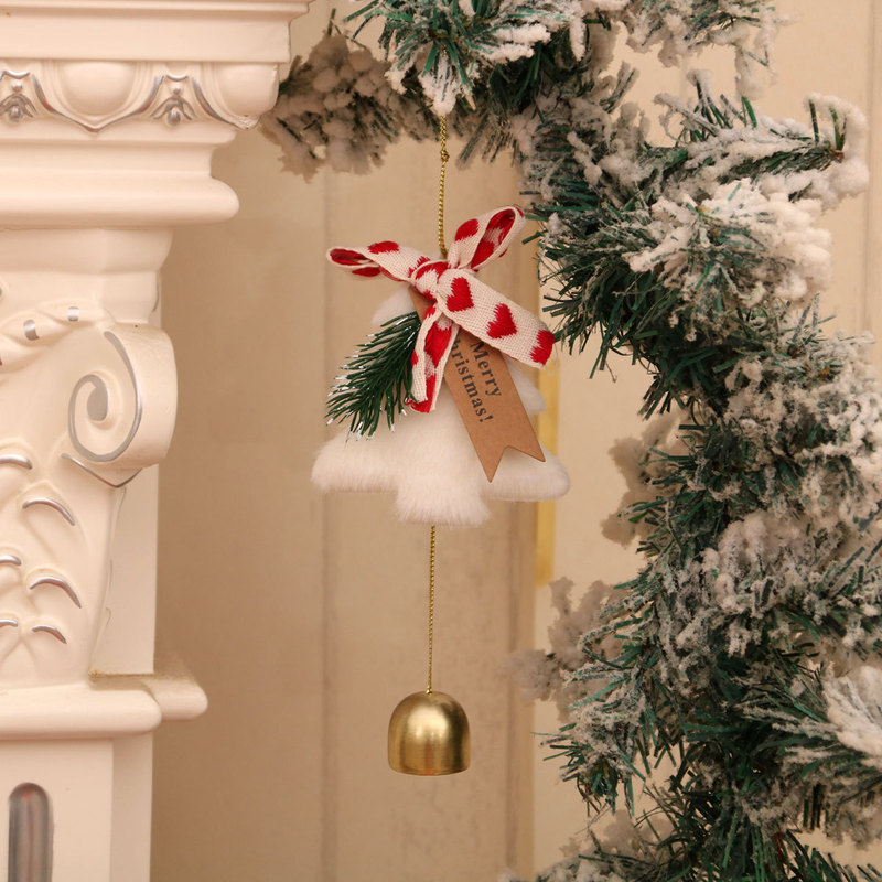 国境を越えた新しいクリスマスベルの扉にベルをかける赤果松果風鈴クリスマスツリーがクリスマス装飾品を飾っている|undefined