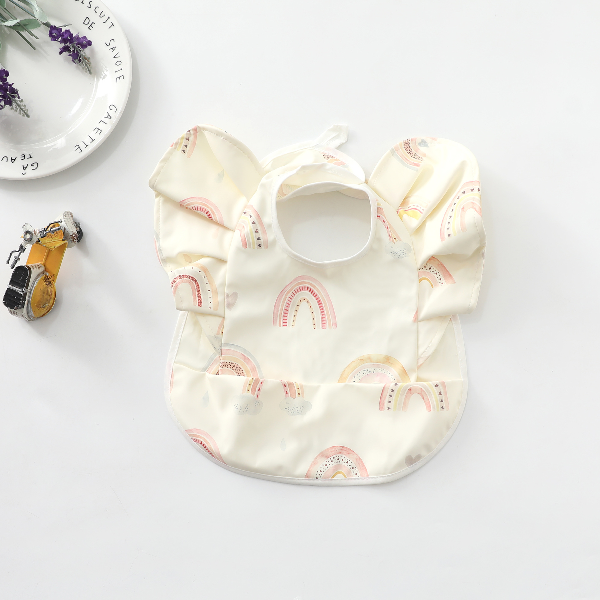 흰색 배경 큰 색상 빨간 날개