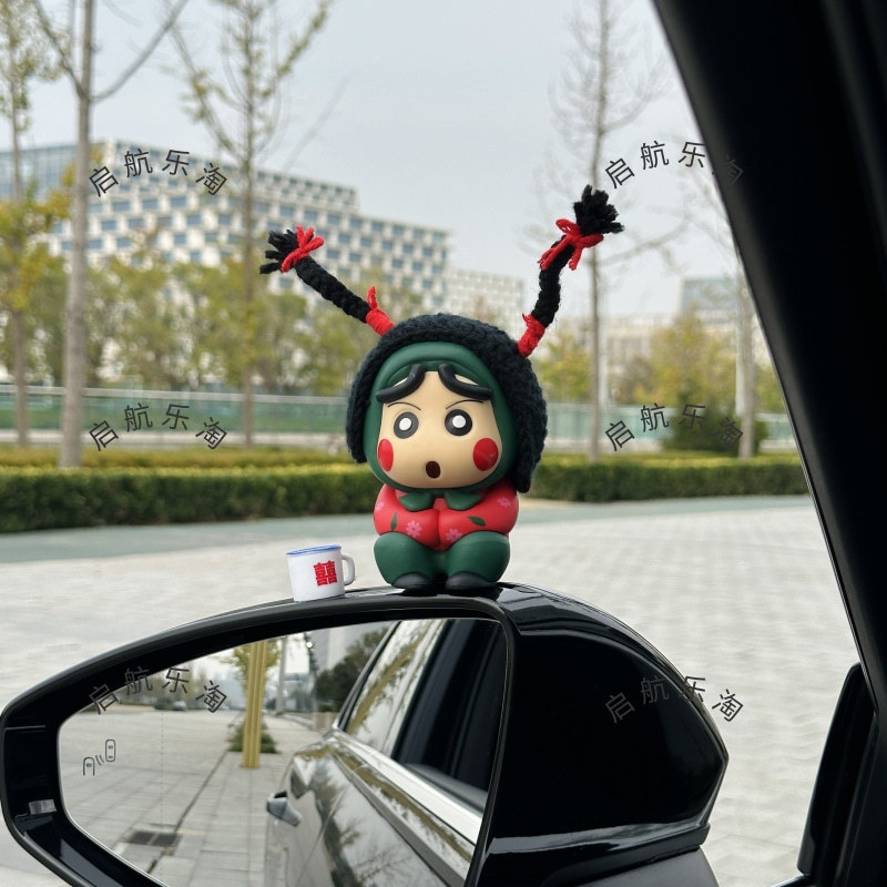 En la parte trasera del automóvil, Cuihua Village Flower Crayon Shin-chan, decoraciones para automóviles, muñecas en el techo del automóvil, muñecas de automóvil eléctrico