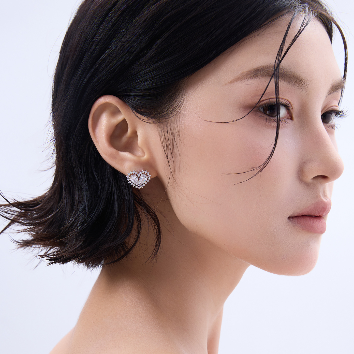 Xuping gemas artificiales incrustadas de zirconio amor pernos de aleación de cobre de moda ligera de lujo diseño temperamental auriculares al por mayor