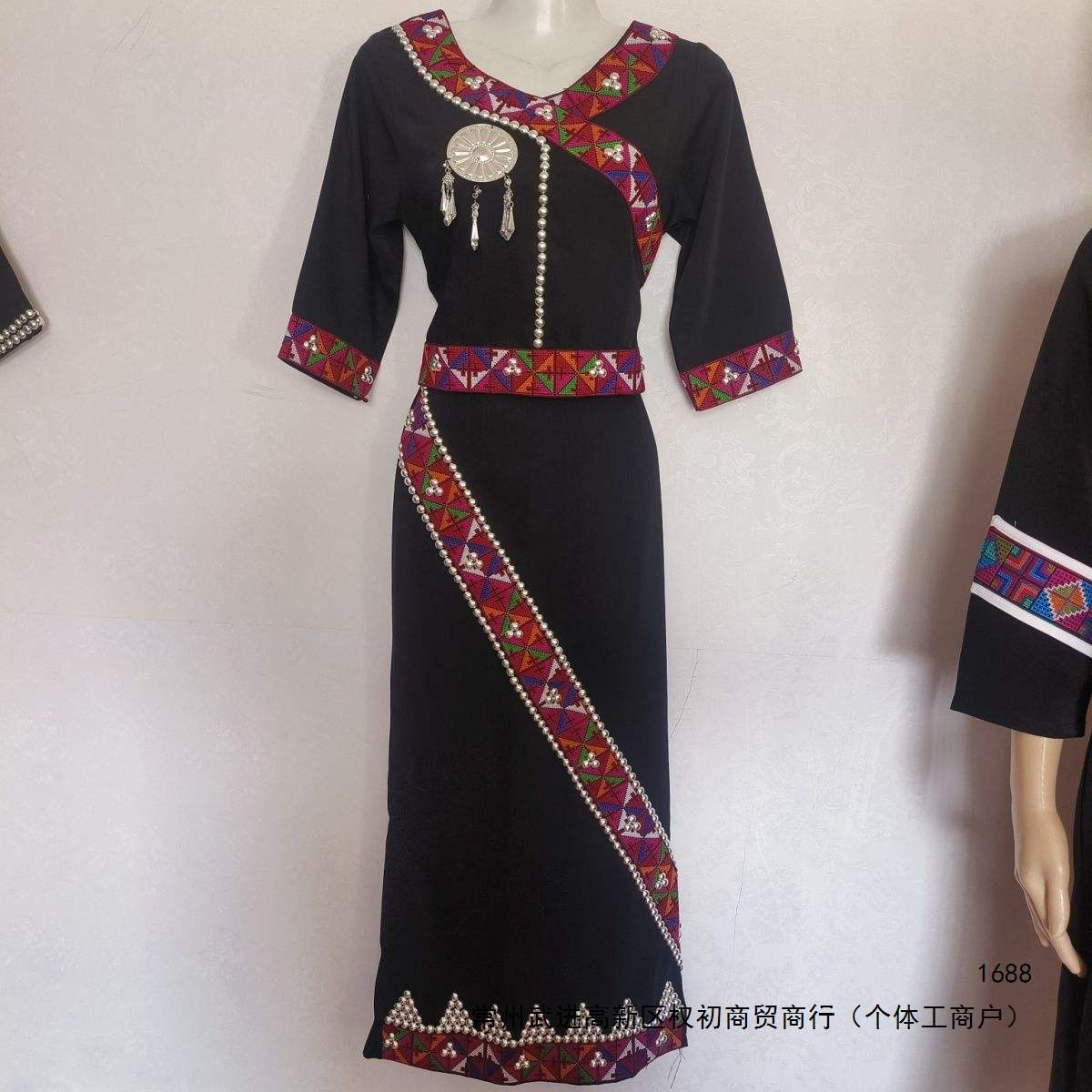 Hani ethnic minority women's new two-piece set of everyday clothing with beautiful embroidery, rabbit fur, and other cotton fabrics.