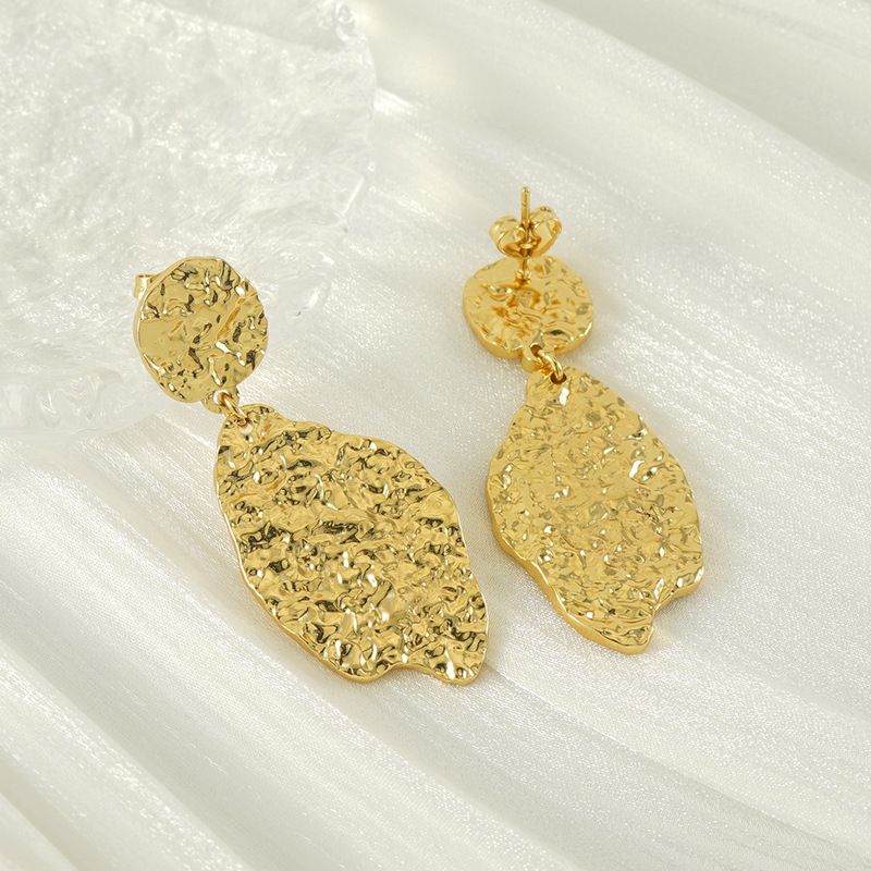 Pendientes irregulares de amor en relieve francés europeo y americano de nuevo estilo Pendientes de moda de textura de acero inoxidable de oro de 18 quilates al por mayor