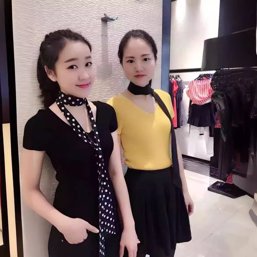 Áo thun nữ cổ chữ V tay ngắn dệt kim lụa mỏng ôm dáng — Màu đen