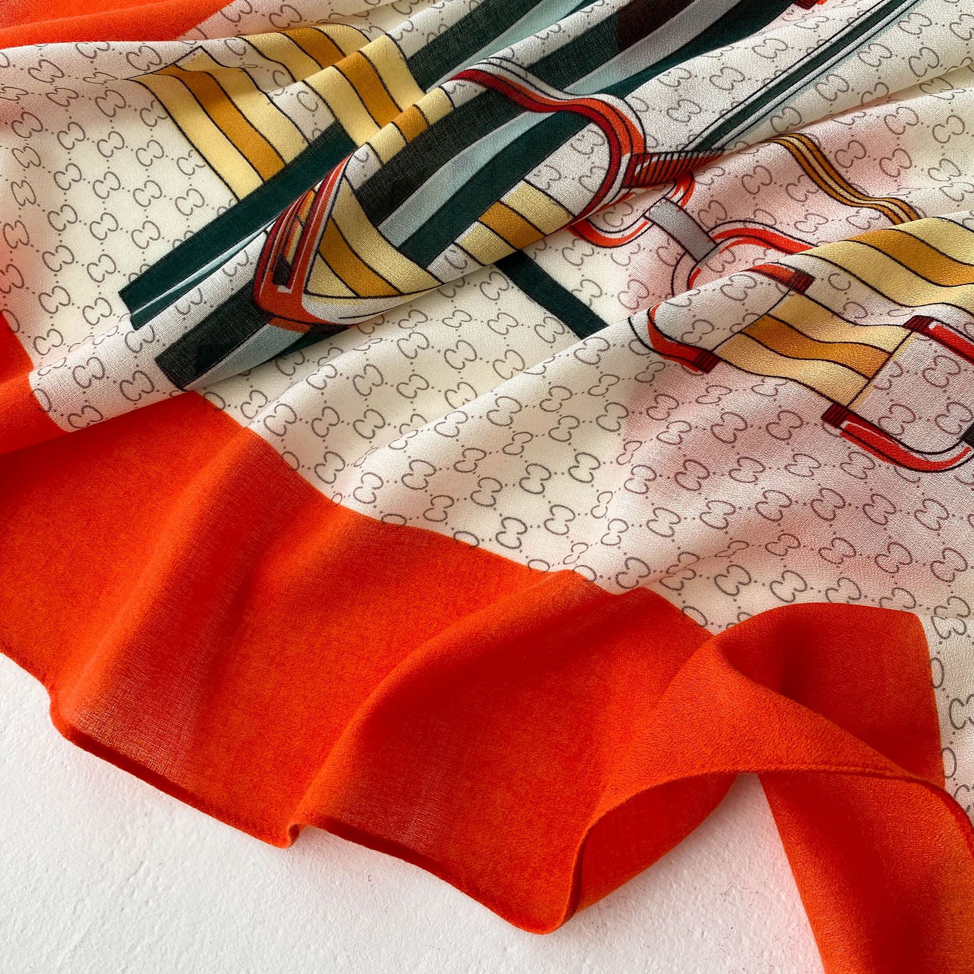 Comercio exterior Exportación cuero hebilla cadena impresión viaje protector solar chal bufanda de seda 135*135cm algodón y lino mano-sensación bufanda cuadrada grande