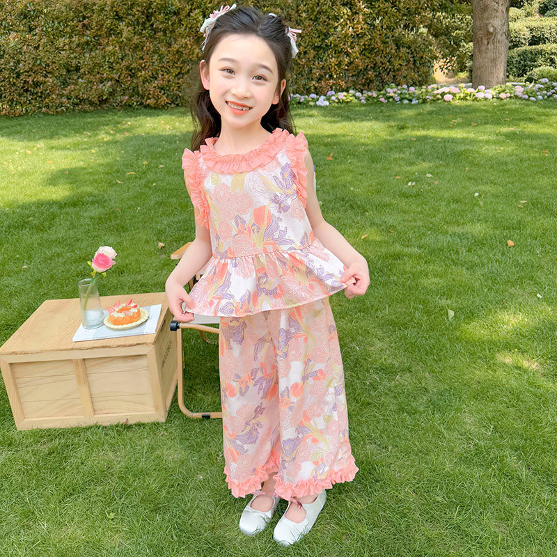 女の子の花の薄いタイプのスーツ2025新型の赤ちゃんの夏のベストの広い足のズボンの2つのセットの子供のファッション的な夏服