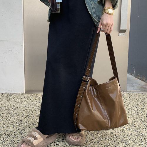 广州女包质感洋气单肩托特包大包简约复古大容量宽肩带斜挎包潮款