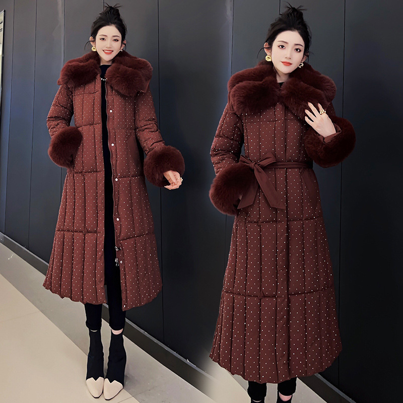 Trajes de algodón de pluma transfronterizos de invierno 2025 nuevos estilos con solapa de moda de mediana edad sobre la rodilla chaqueta de algodón de cintura larga chaqueta de moda