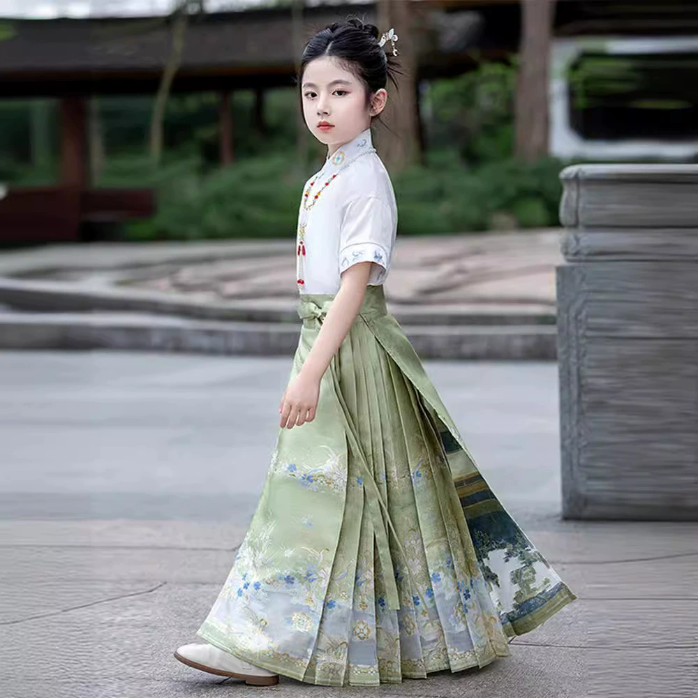 Свежая девушка юбка с конским лапшой летом