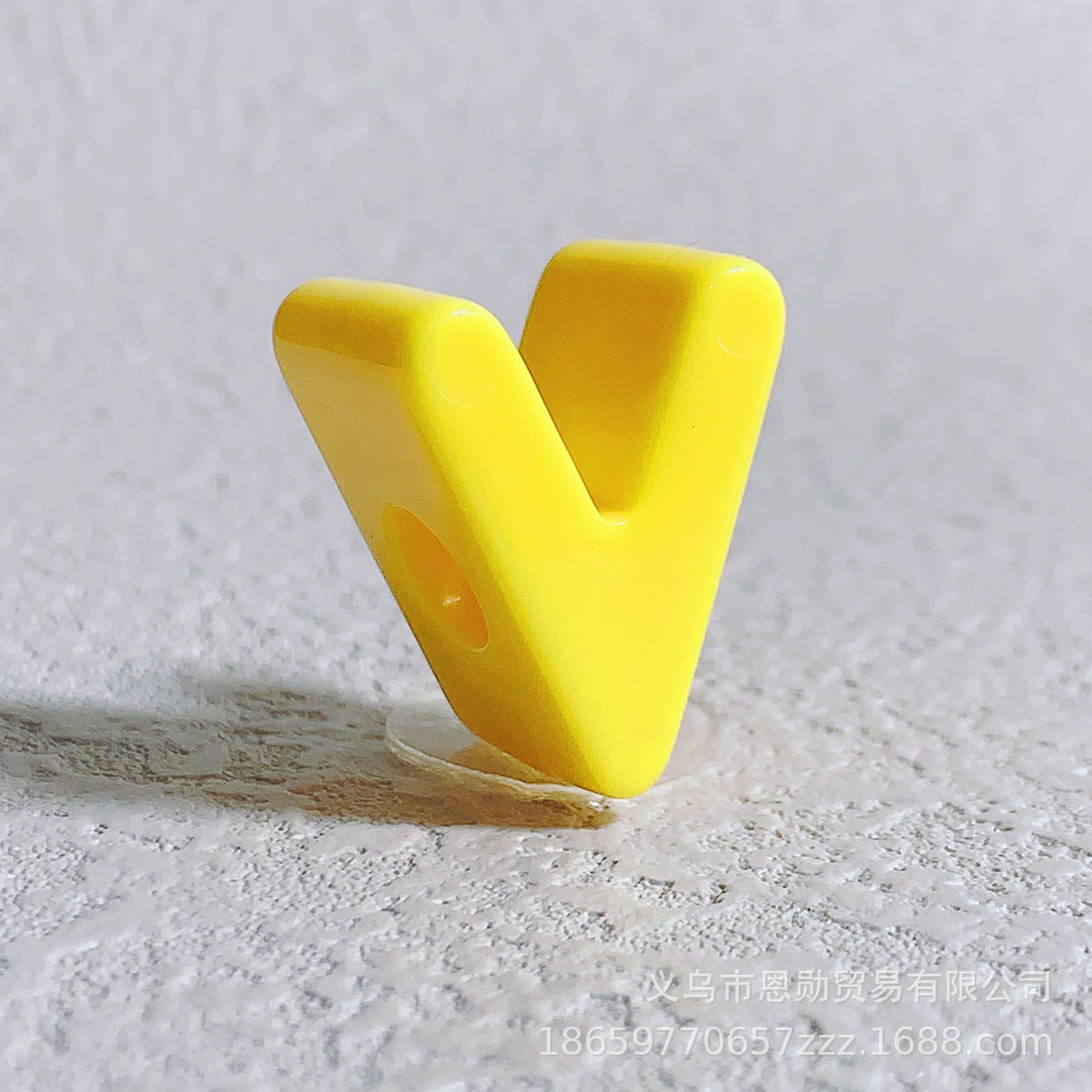 V (yellow)