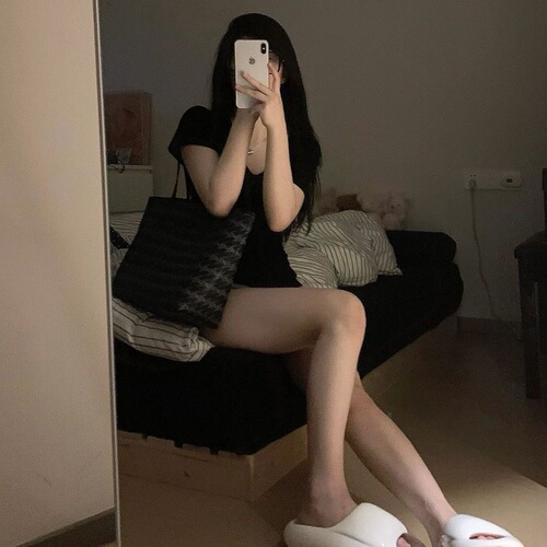 V-neck short-sleeved T-shirt for women in summer new slim fit and slim hot girl American high-waisted short top trendy