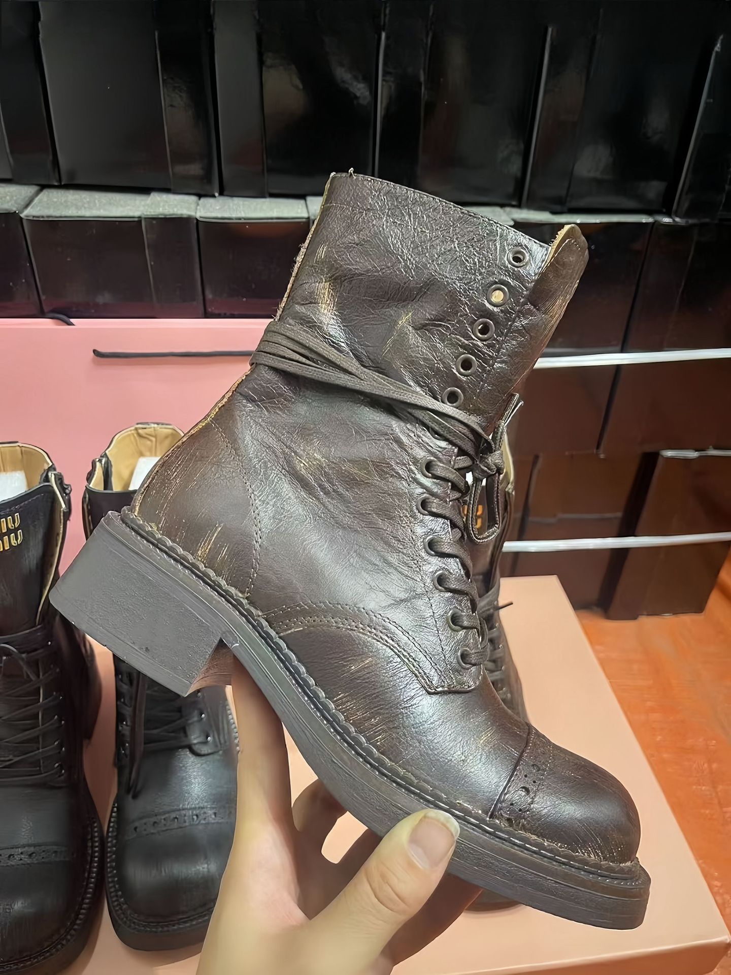 miu ランウェイモデルレトロオールドナイトブーツ 2024 新しいスクエアヘッドベルトバックルメイラードスタイルオートバイブーツ女性用