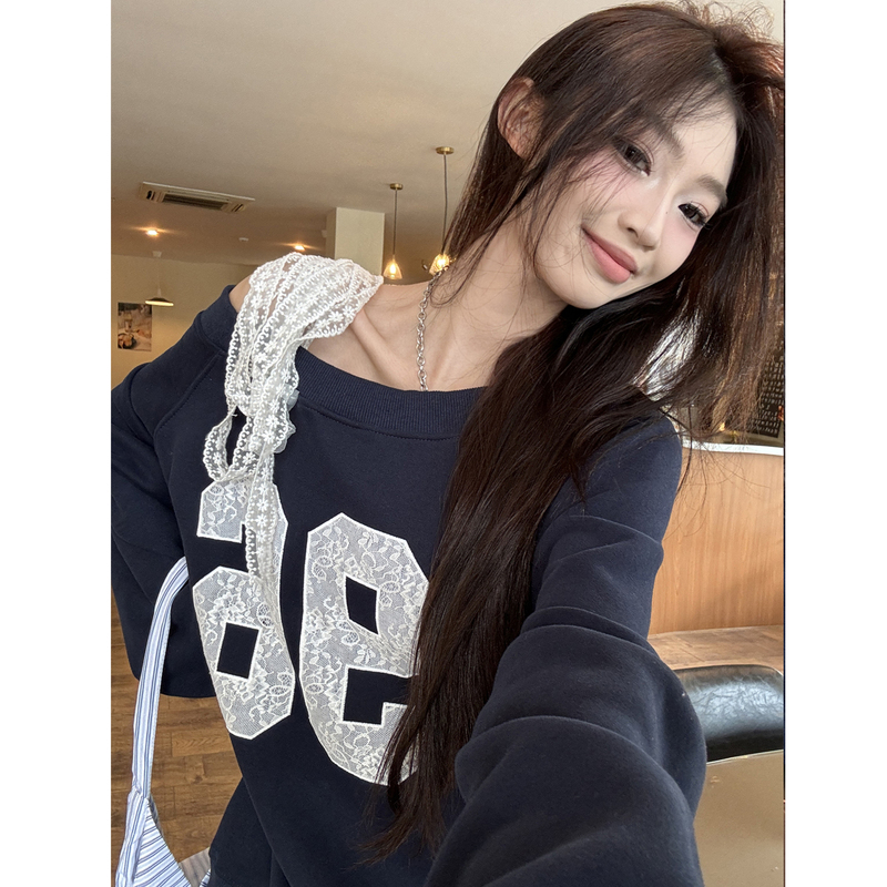 韩系慵懒风藏蓝色斜肩卫衣女秋季百搭露肩美式初秋穿搭球衣潮上衣|undefined