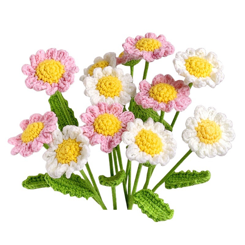 小さなデイジーは花束を手作業で編んで、カモミールの毛糸のかぎ針の花を作って、彼女の親友にプレゼントします。|undefined