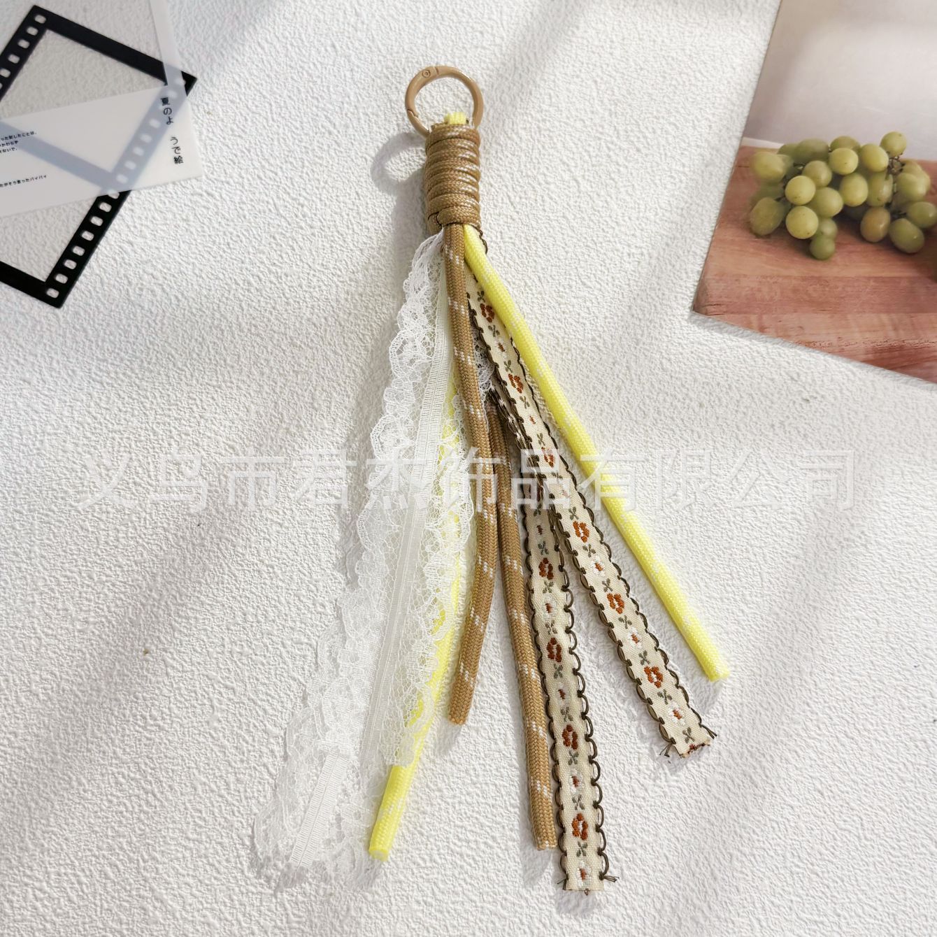 編みカバンのストラップの螺旋の結び紐のiuは鍵のボタンのネットの赤い色の結びの縄の装飾の部品を結びます。