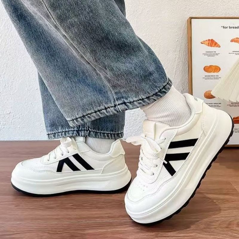 Pequeños zapatos de mujer blancos para mujer 2025 primavera nuevos zapatos casuales de todo fósforo otoño nuevos zapatos transpirables de suela gruesa todo fósforo