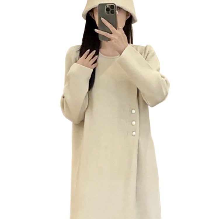 A 300-pound French-style long-sleeved dress for women in autumn and winter. Pair it with a round-neck base layer and a long skirt. 2