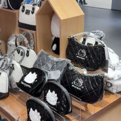 Miniso ハローキティ 白黒シリーズ おしゃれな香りの菱形チェーン 高級ショルダー脇バッグ