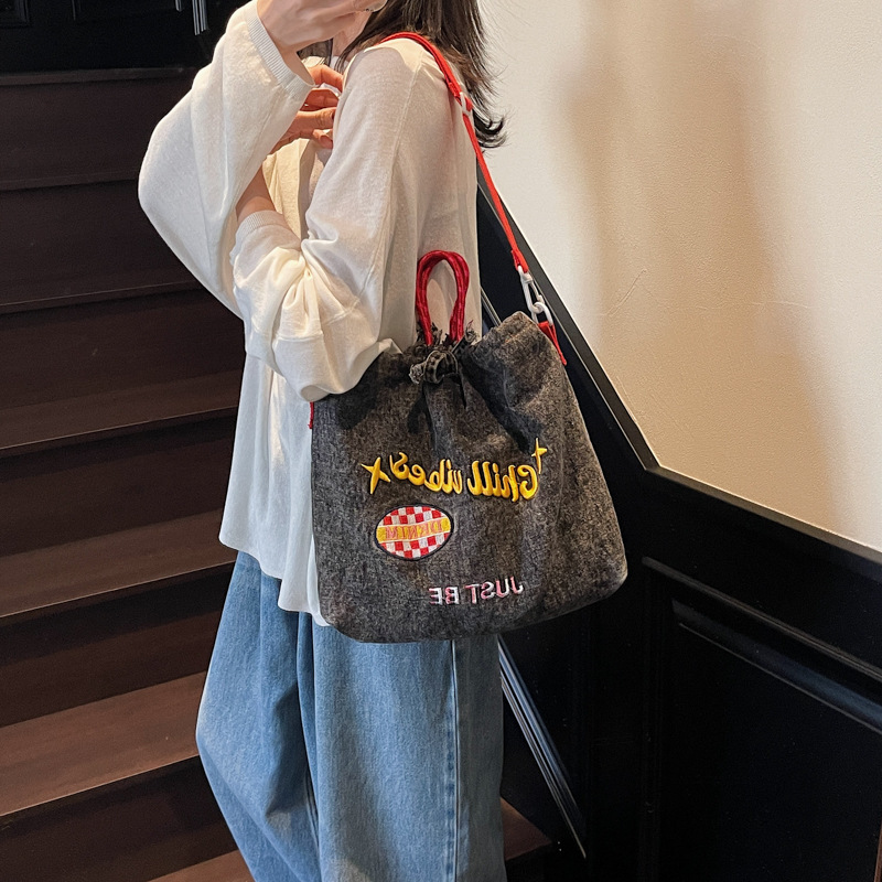 大衆のデザインのアイデアの個性の新型の精巧な刺繍のデニムのリュックサックのカジュアルなアルファベットの大容量の斜めなショルダーバッグの女性|undefined