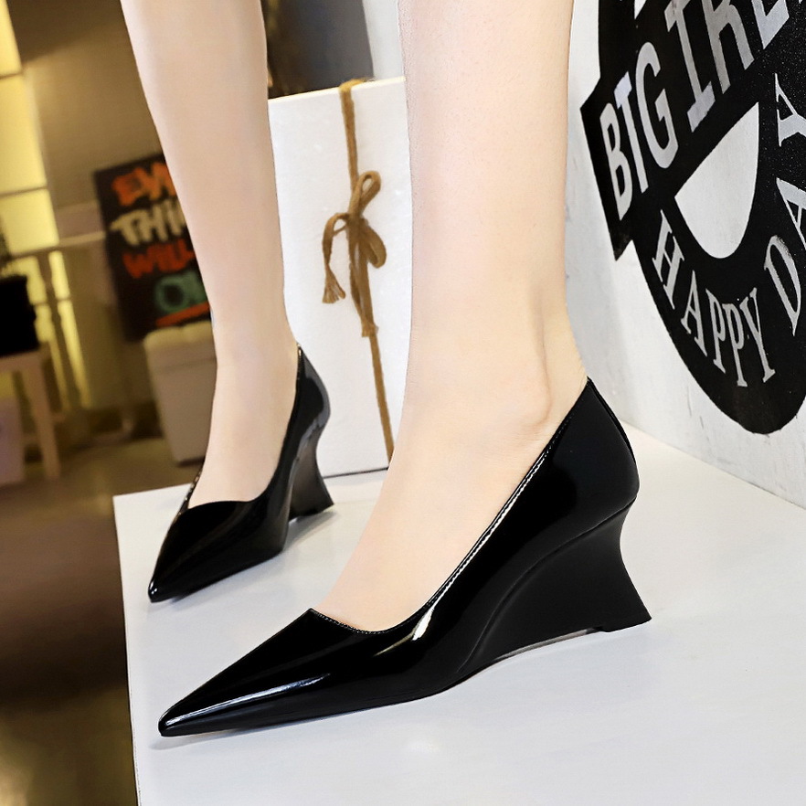 Fashion party wedges Women's high-heeled wedges shallow cut pointed patent leather single-shoe wedges_voghion.com