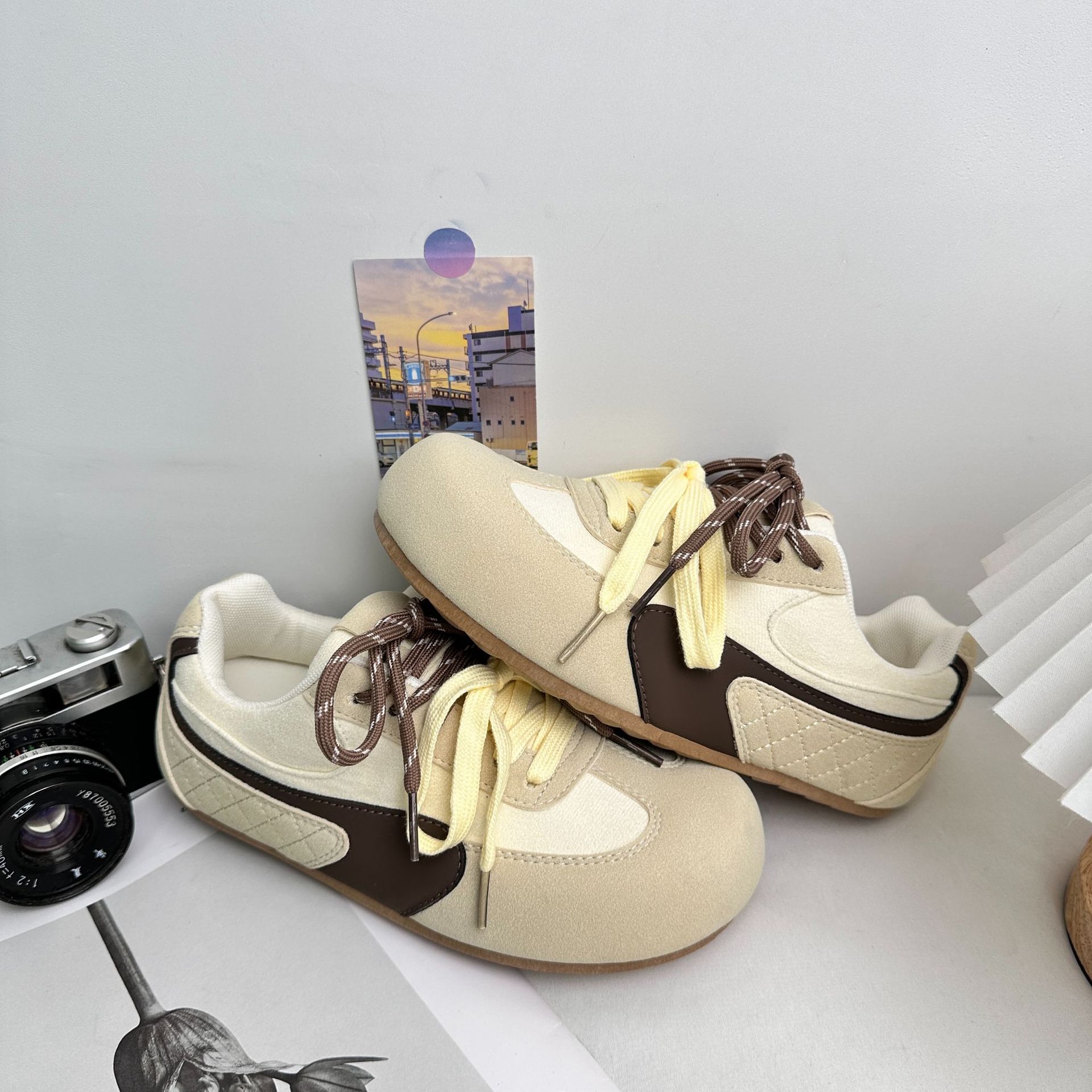 Yuanbo 2025 primavera y verano nuevos zapatos de entrenamiento de estilo de mujer zapatos de patinaje de altura baja, zapatos de lona deportivos casuales coreanos