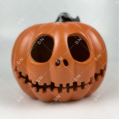 ハロウィンのカボチャのランプの道具の装飾品のデパートのショーウインドーの置物の屋外のシーンは透かし彫りの光るカボチャを配置します。
