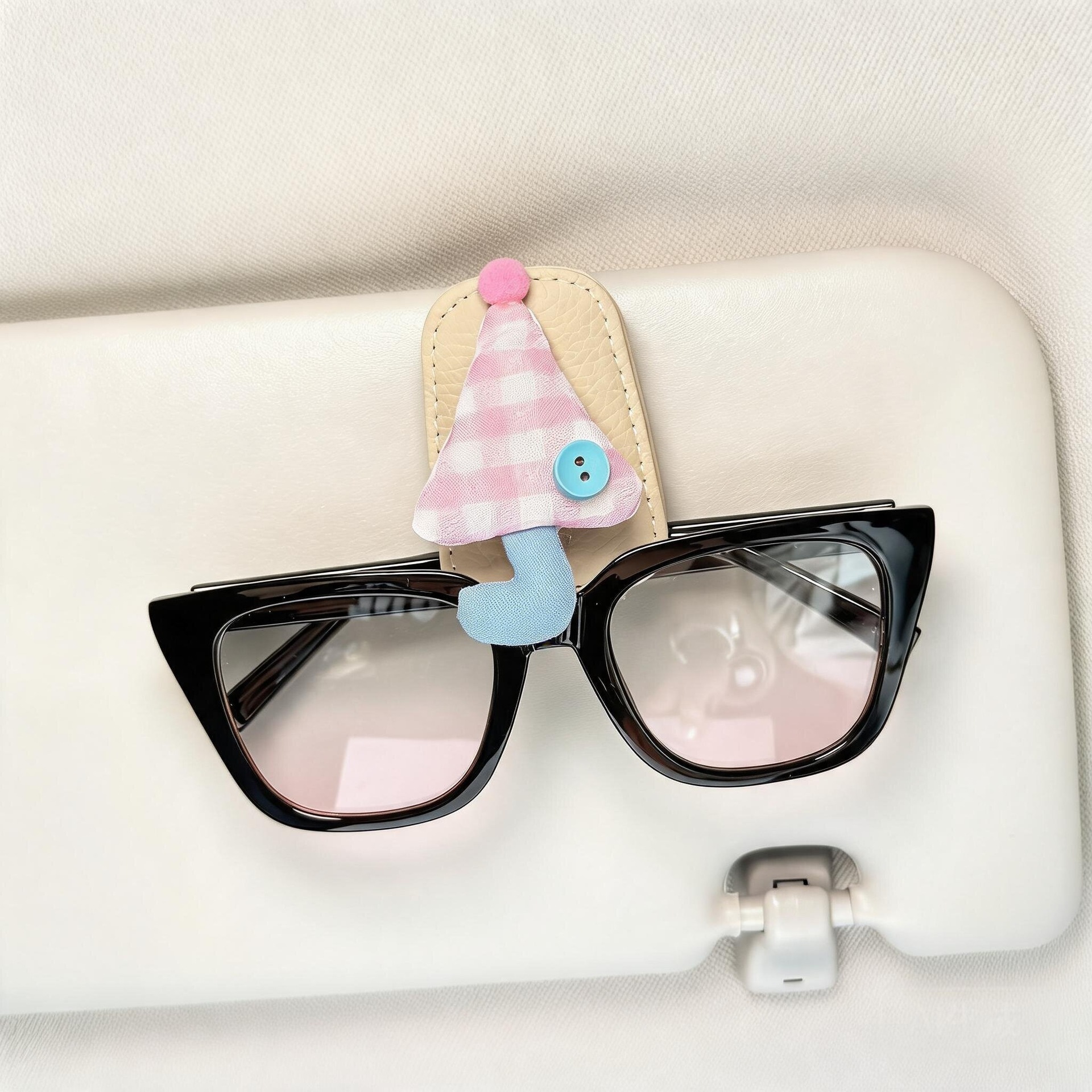 2026 New Car-Mounted Glasses Clip for In-Car Use, Sunglasses Storage Clip, Sun Visor Glasses Holder, Cute Magnetic Clip for Women