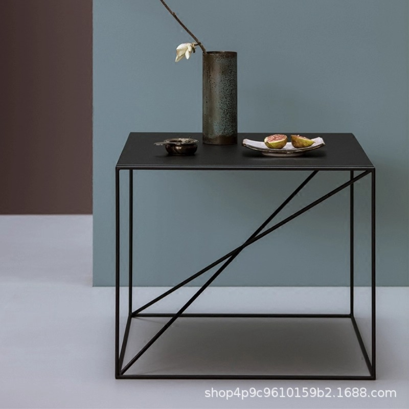 Mesa de té cuadrada de hierro forjado, sofá nórdico simple, mesa lateral de balcón, esquina creativa, loft simple, mesa cuadrada